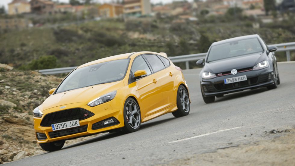 Ford Focus ST vs VW Golf GTI Performance, ¿cuál es mejor?