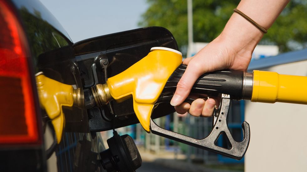Madrid quiere acabar con el autoservicio en las gasolineras
