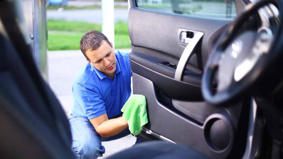 Cómo cuidar y abrillantar los plásticos del coche