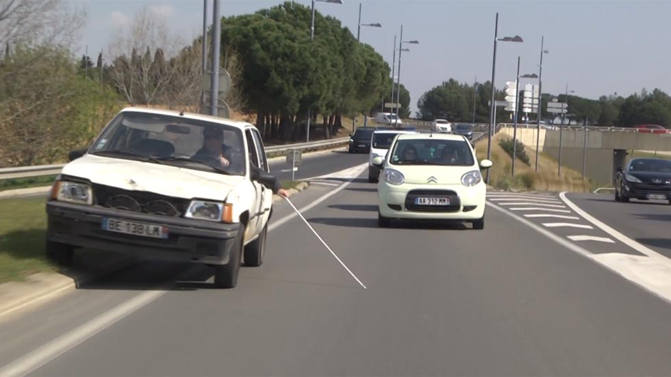 Un ciego siembra el caos conduciendo un coche (vídeo)
