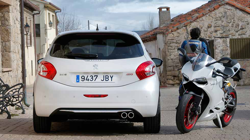Peugeot 208 GTI by Peugeot Sport y Ducati 899 Panigale, el garaje perfecto
