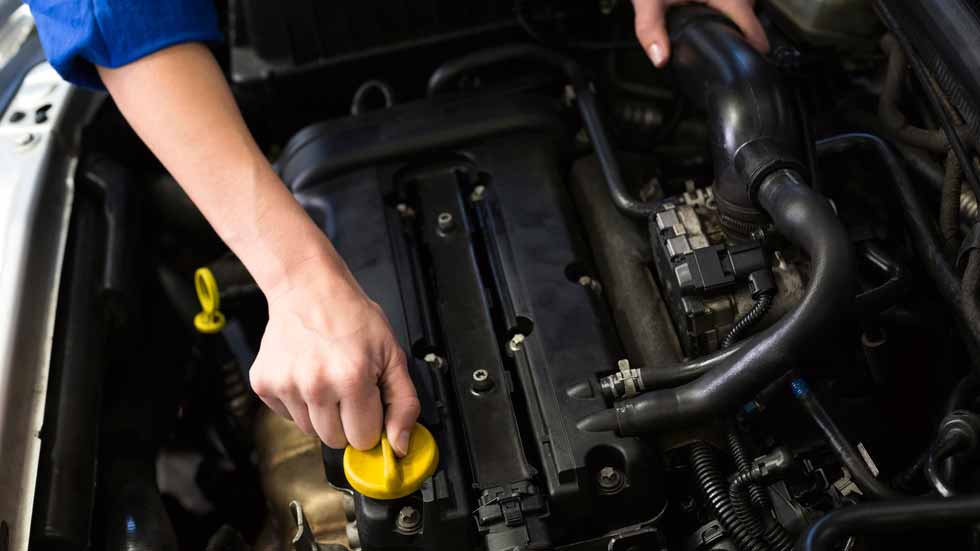 Dudas: ¿por qué el aceite de mi coche huele a gasolina?