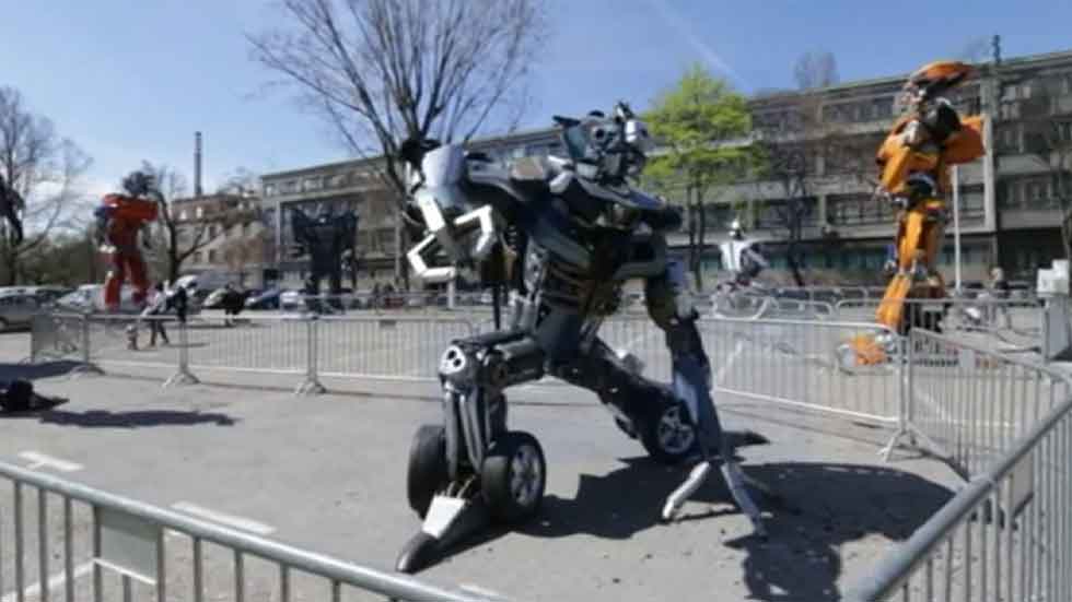 Esculturas gigantes de Transformers hechas con chatarra de coches (vídeo)