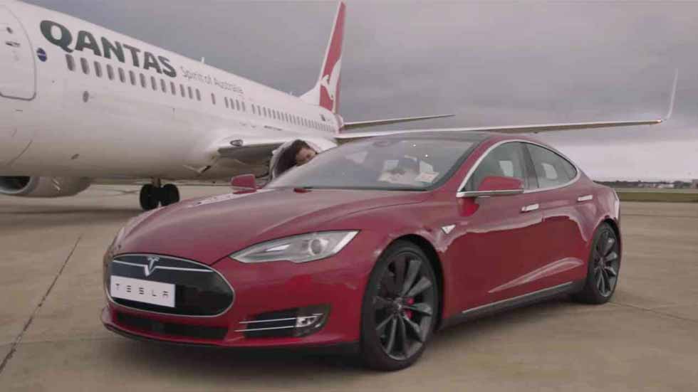 El Tesla Model S reta a un avión Boeing 737-800 (vídeo y fotos)
