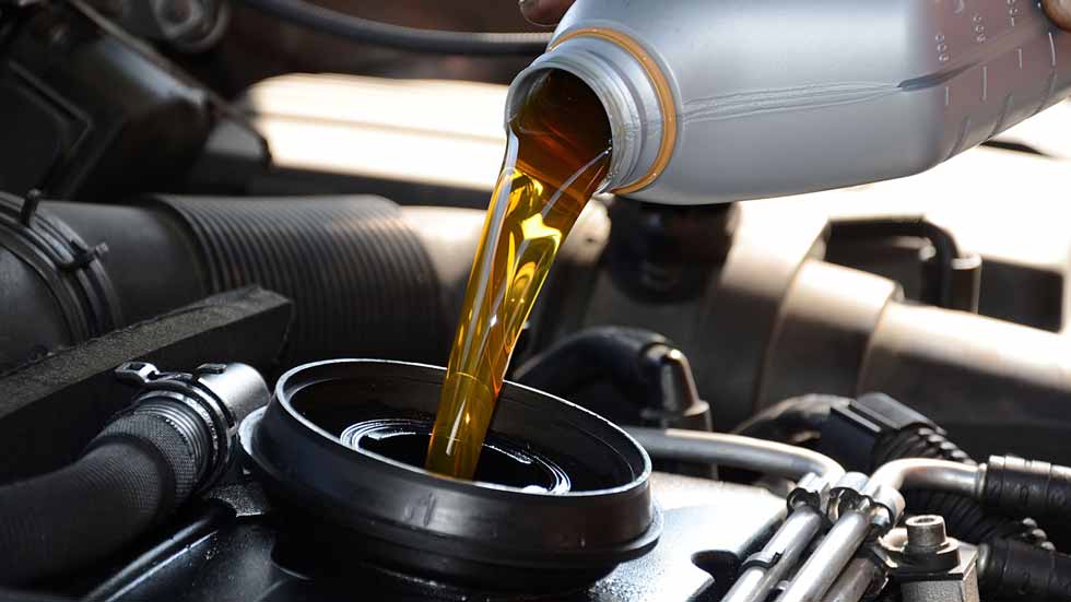 Dudas: ¿dónde acaba el aceite usado de un coche?