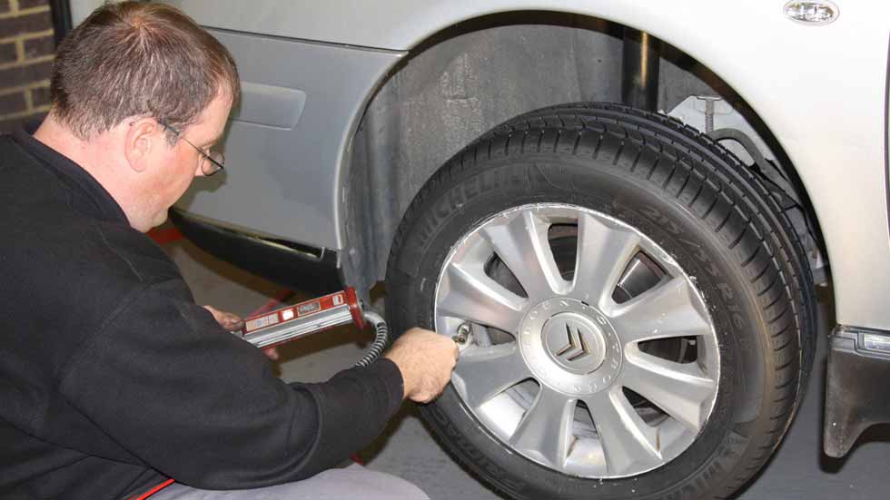 Dudas: ¿por qué me cuesta llevar el coche recto?