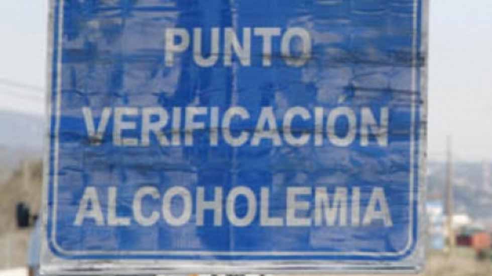 Acude a recoger a su hija a un control de alcoholemia aún más borracho
