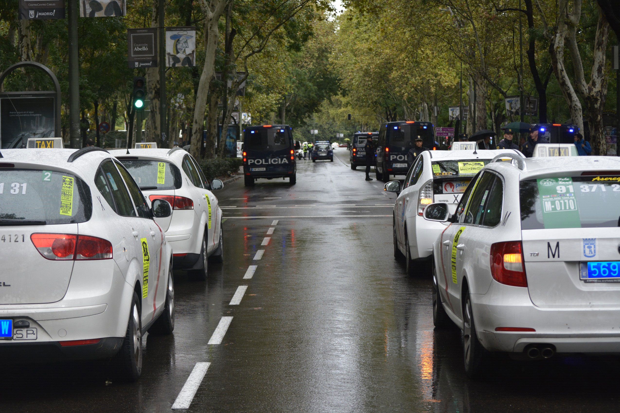 ¿Taxis y coches con conductor con matrículas azules? Lo pide Podemos