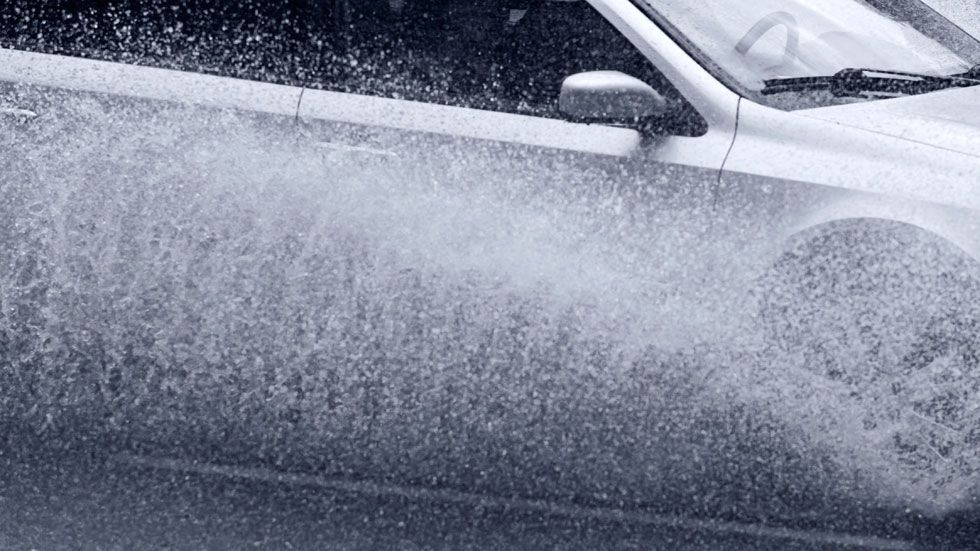Coche y aquaplaning: qué es y cómo evitarlo