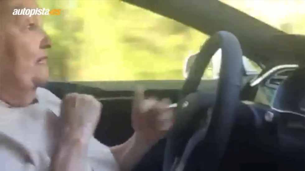 ¿Cómo reacciona una abuela si su coche conduce solo? Así… (vídeo)