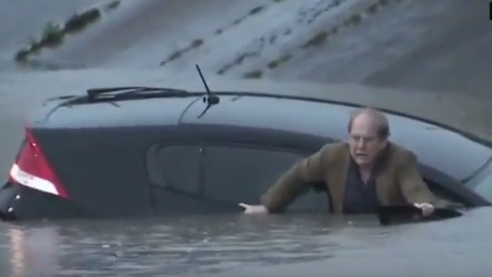 Un hombre escapa de su coche justo antes de hundirse (video)