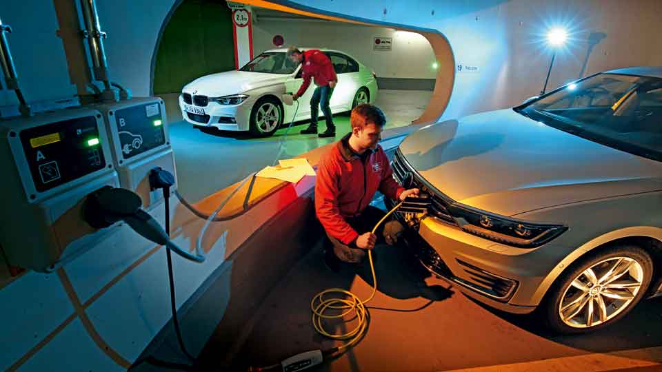 Revista Autopista 2956: BMW 330E vs VW Passat GTE