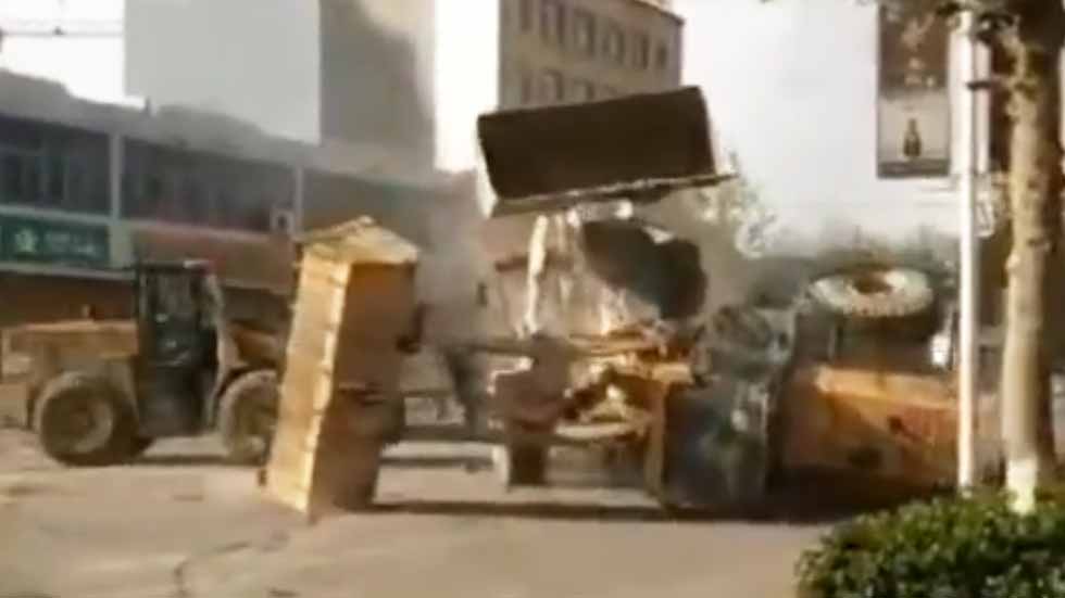 Espectacular pelea de excavadoras en una calle de China (vídeo)