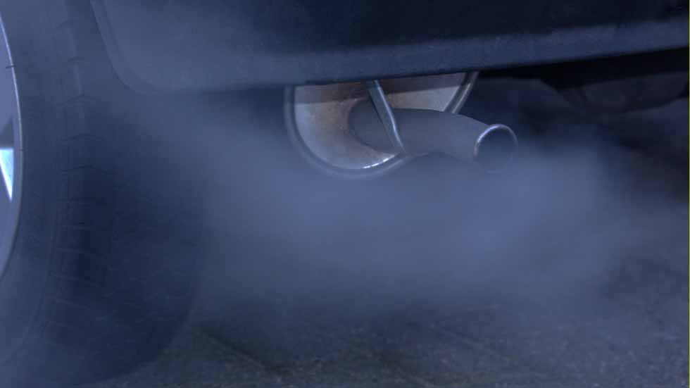 Dudas: humo azul por el escape del coche, ¿qué puede pasar?