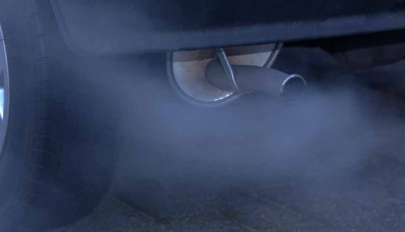 Dudas: humo azul por el escape del coche, ¿qué puede pasar?