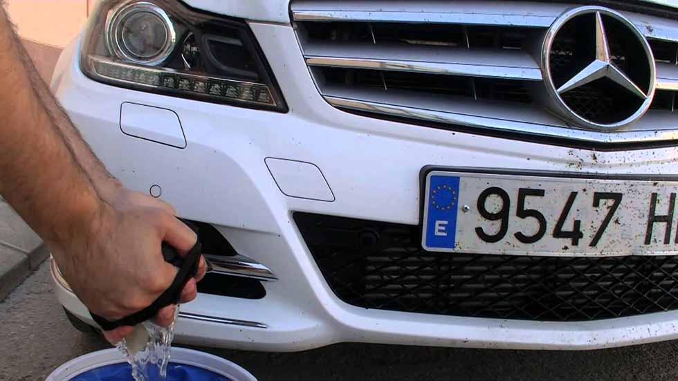 Dudas: ¿cómo quitar los mosquitos de los cristales y la carrocería del coche?