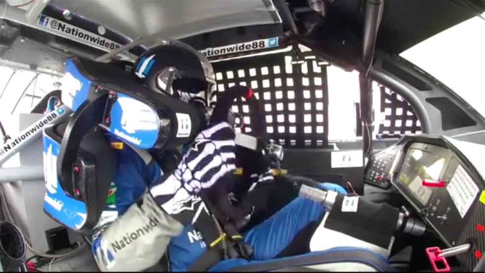 Se queda con el volante en la mano en plena carrera de la Nascar (vídeo)
