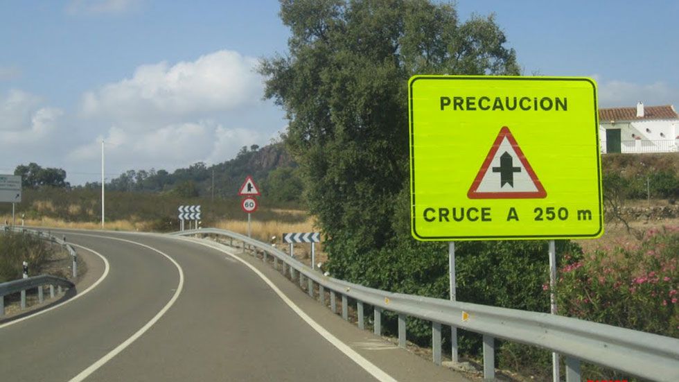 La DGT prueba la “señal inteligente”: alerta si hay coches en cruces