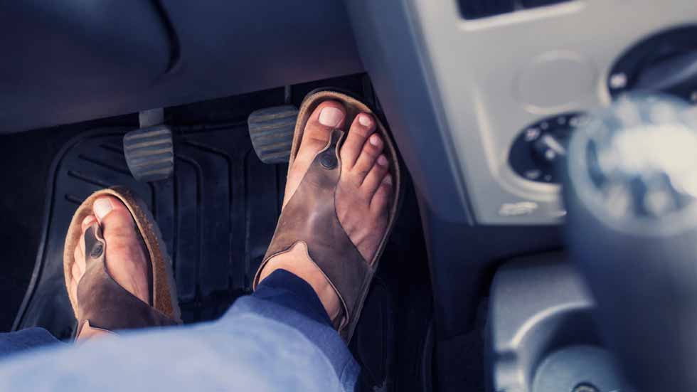 Dudas: ¿cuál es el calzado más adecuado para conducir?