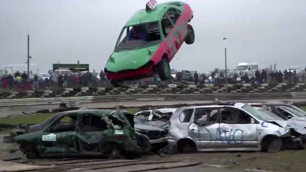 Una competición de salto de coches de lo más ‘casera’ (vídeo)