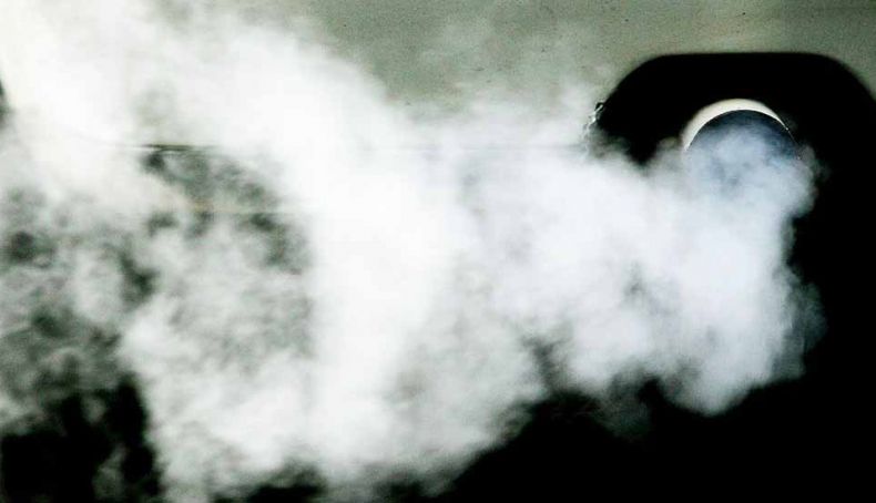 Dudas: humo blanco por el escape, ¿qué puede pasar?