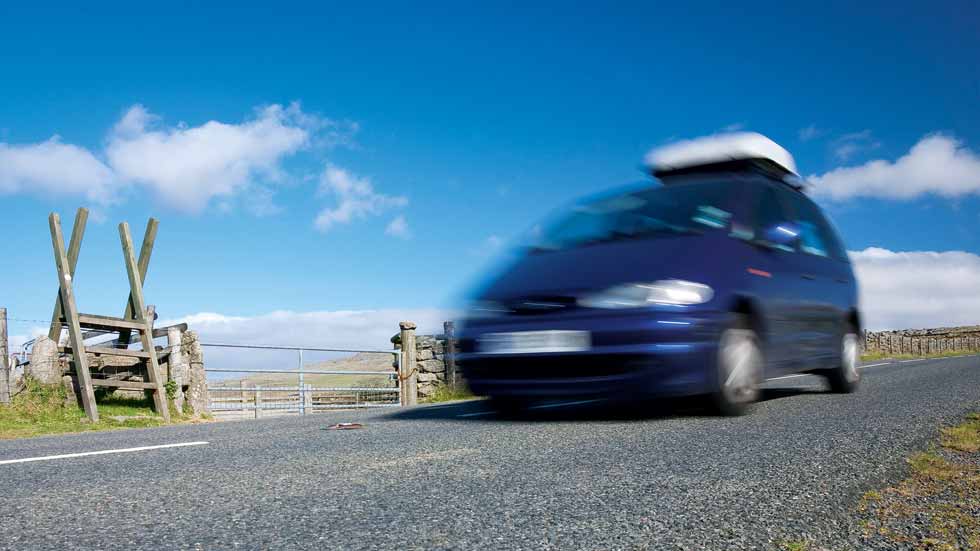 Dudas: ¿cómo es más seguro viajar en coche, de noche o de día?