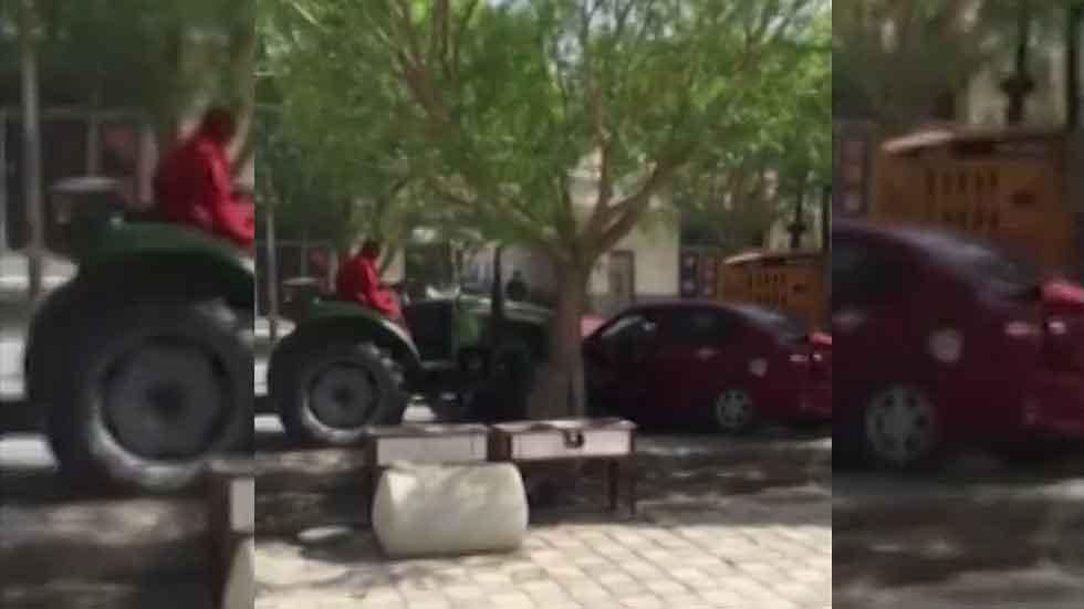 Un tractor destroza los coches que están mal aparcados (vídeo)