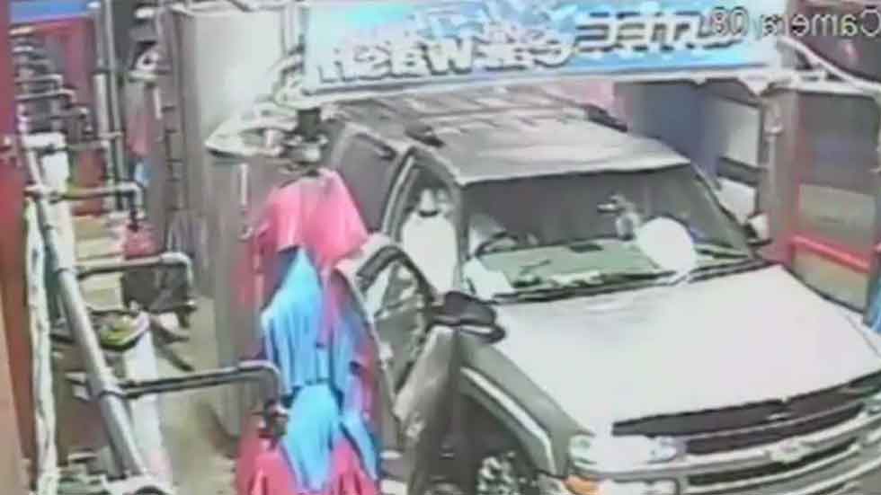 No abras la puerta en un túnel de lavado o... (vídeo)