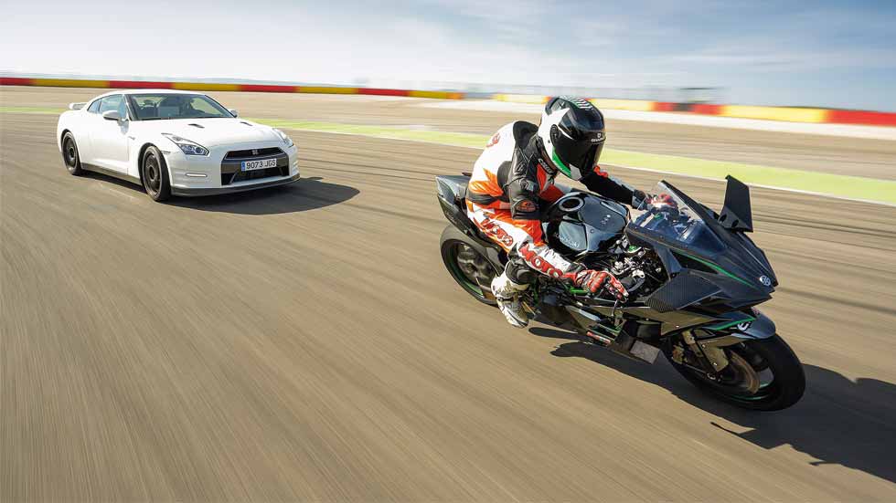Nissan GT-R Track Edition vs Kawasaki Ninja H2R: ¡brutales!