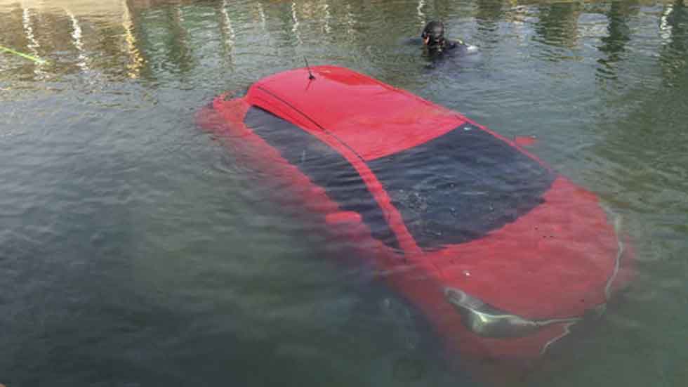 Un error en el GPS lleva a una mujer dentro de un lago