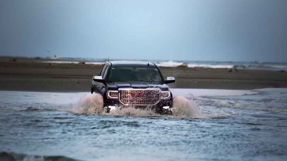¿Puede la fuerza del mar imponerse a una gran pick-up? (vídeo)
