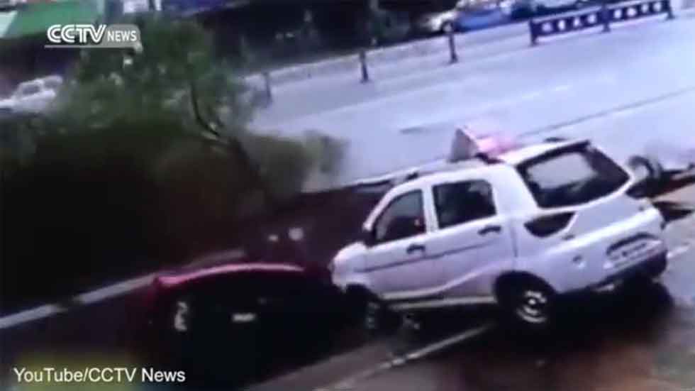 Varios coches "tragados" literalmente por la tierra (vídeo)