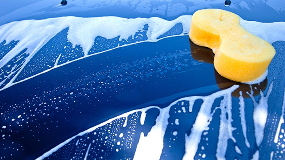 Dudas: ¿cómo limpiar la lluvia de barro del coche?