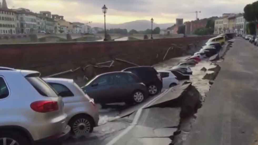 Un gran socavón se traga 20 coches en Florencia (vídeo)
