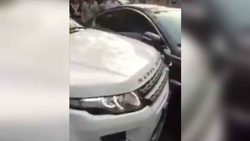 ¿Te han puesto un coche en doble fila? La solución de este conductor... (vídeo)
