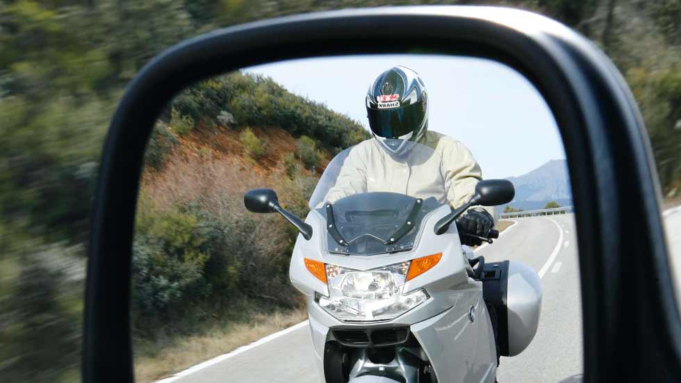 Dudas: ¿cómo ajustar bien los retrovisores del coche?