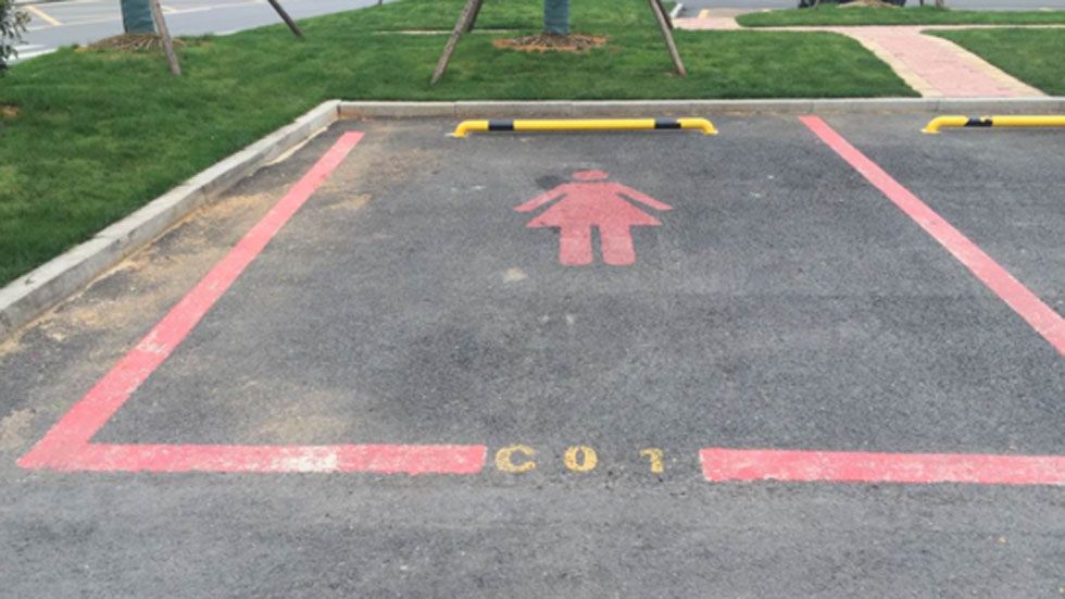 ¿Plazas de parking sólo para mujeres? Sí, más grandes y rosas