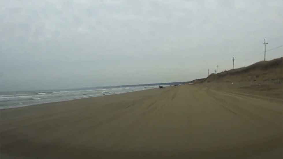 La playa con carril de arena para coches (vídeo)