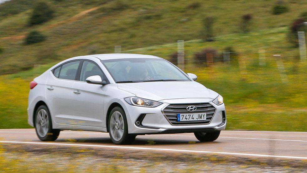 Hyundai Elantra 1.6 CRDi, a prueba un sedán grande y barato