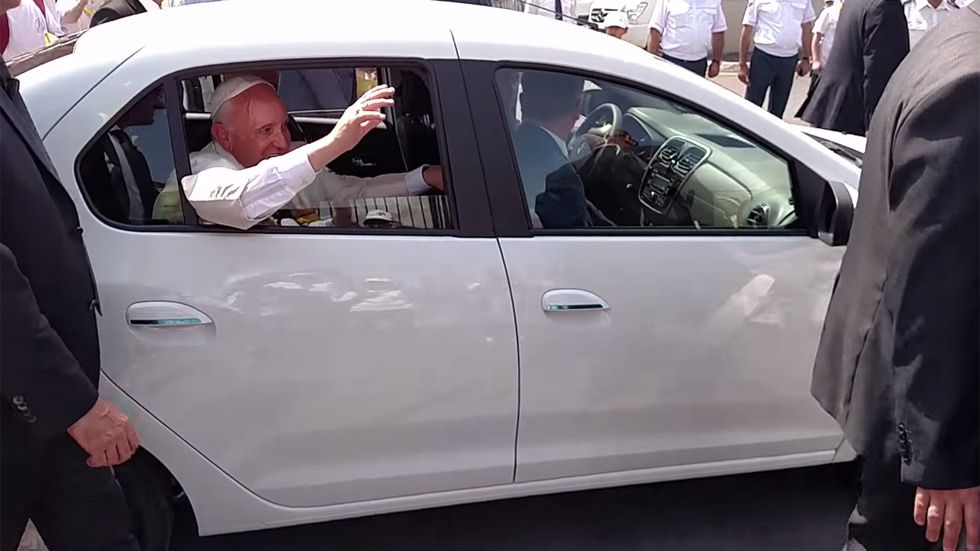 El nuevo coche del Papa es… ¡un Dacia Logan!
