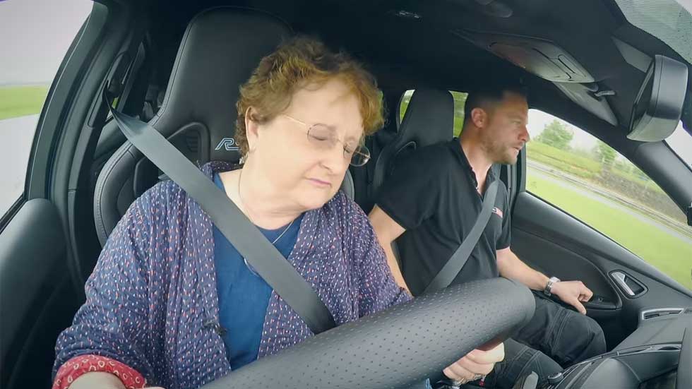 ¿Podría tu abuela hacer drifting con un Ford Focus RS? (vídeo)