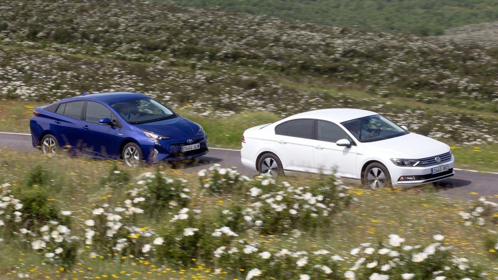 Toyota Prius vs VW Passat 1.6 TDI BlueMotion: ¿cuál es mejor?