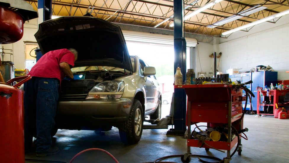 Revisión del coche en verano: neumáticos, luces, líquidos, aceite...