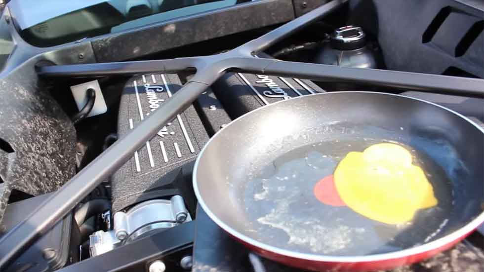¿Cómo freír un huevo en el motor de un coche? (Vídeo)