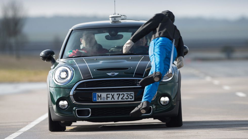 Frenada automática de emergencia: cinco coches, a examen