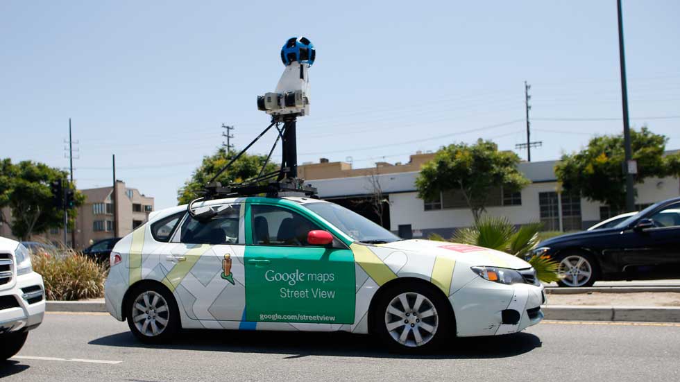 Un hombre destroza varios coches de Google Street View