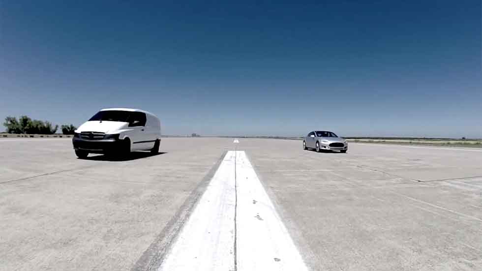 Tesla Model S, Ferrari California y furgoneta eléctrica. ¿Cuál acelera más rápido? (vídeo)