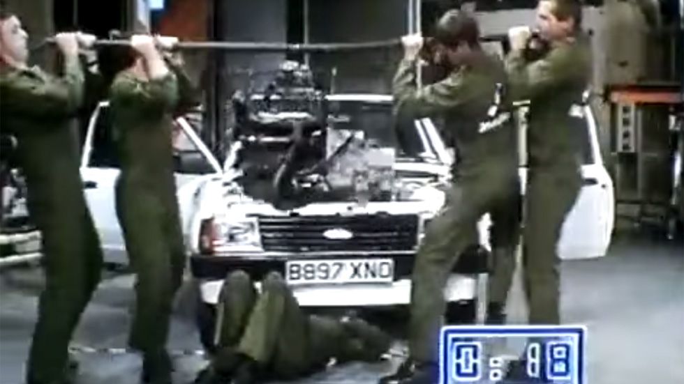 ¿Se puede cambiar un motor de un Ford Escort en 42 segundos? (vídeo)