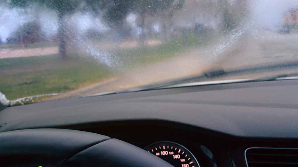 Limpiador de parabrisas de coche fotografías e imágenes de alta