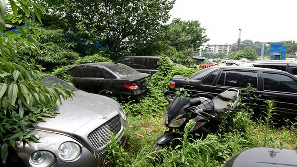 El increíble cementerio olvidado de coches de lujo en China